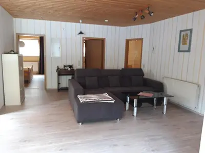 Ein Sitzbereich in der Unterkunft Ferienwohnung im Herzen des Pfälzer Waldes