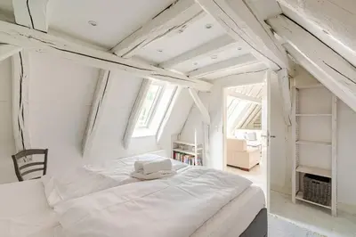 Ein Bett oder Betten in einem Zimmer der Unterkunft Stilhaus 370qm 1 bis 8 Erw und 2 Kids zentral P
