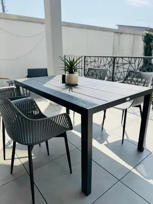 Ein Balkon oder eine Terrasse in der Unterkunft NIRO I Design City Apartment, Neubau, Dachterrasse, Parkplatz, Top Lage