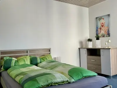 Ein Bett oder Betten in einem Zimmer der Unterkunft -Am Pfühlpark- Ferienwohnung