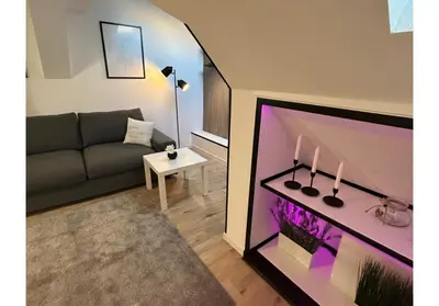 Ein Sitzbereich in der Unterkunft Top-Floor Hideaway for Two in Karlsruhe-Mühlburg - APOLONIAliving - Apt3
