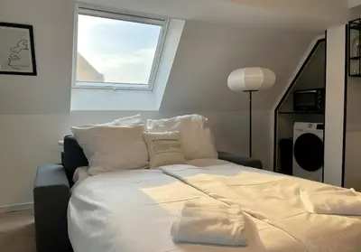 Ein Bett oder Betten in einem Zimmer der Unterkunft Cozy Design Top-Floor Studio in Karlsruhe-Mühlburg - APOLONIAliving - Apt2
