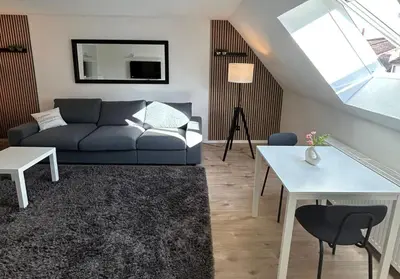 Ein Sitzbereich in der Unterkunft stylish top-floor hideaway for Two in Karlsruhe-Mühlburg - APOLONIAliving - Apt1