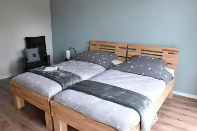 Ein Bett oder Betten in einem Zimmer der Unterkunft Sonnenscheinhaus Wohnung 2