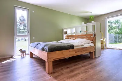 Ein Bett oder Betten in einem Zimmer der Unterkunft Sonnenscheinhaus Wohnung 3