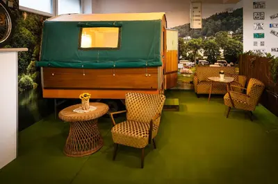 Ein Sitzbereich in der Unterkunft Oldtimer Camp Main Spessart