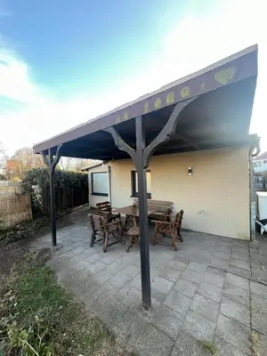 Das Gebäude in dem sich das Ferienhaus befindet