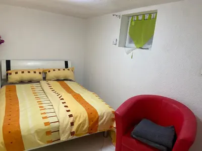 Ein Bett oder Betten in einem Zimmer der Unterkunft Zimmer 2 Phòng trọ trái chung nhau buồng tắm và nhà vệ sinh
