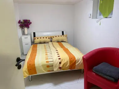 Ein Bett oder Betten in einem Zimmer der Unterkunft Zimmer 2 Phòng trọ trái chung nhau buồng tắm và nhà vệ sinh