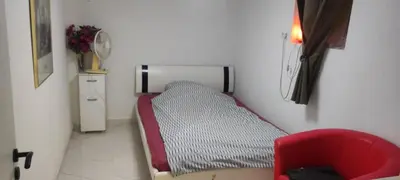 Ein Bett oder Betten in einem Zimmer der Unterkunft Zimmer 2 Phòng trọ trái chung nhau buồng tắm và nhà vệ sinh