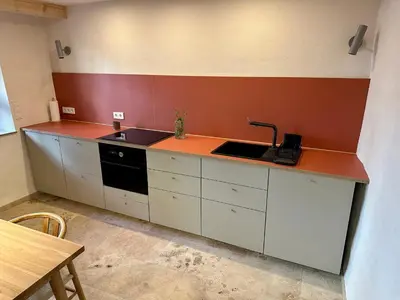 Küche/Küchenzeile in der Unterkunft Neue Neunzehn - Stadthaus, 2DZ, 2Bäder, Kamin