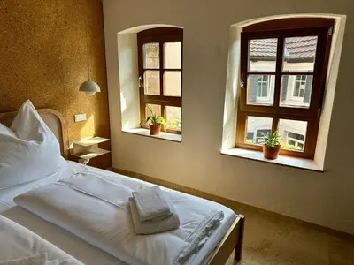 Ein Bett oder Betten in einem Zimmer der Unterkunft Neue Neunzehn - Stadthaus, 2DZ, 2Bäder, Kamin