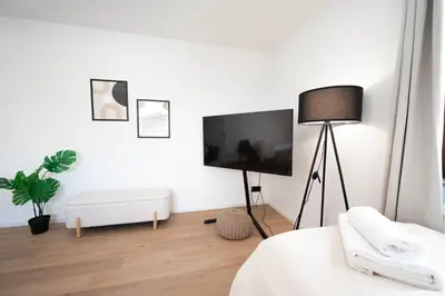 TV/Unterhaltungsangebot in der Unterkunft Malu Rooms - Attraktive Lage, Balkon, SmartTv, 24h Checkin, Waschmaschine,