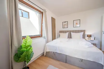 Ein Bett oder Betten in einem Zimmer der Unterkunft Malu Rooms - Attraktive Lage, Balkon, SmartTv, 24h Checkin, Waschmaschine,