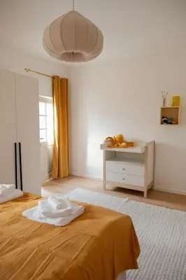 Ein Bett oder Betten in einem Zimmer der Unterkunft Urlaub in der Nestkoje - Kinderfreundliche Ferienwohnung mit Babyausstattung
