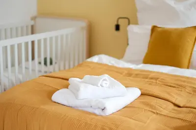 Ein Bett oder Betten in einem Zimmer der Unterkunft Urlaub in der Nestkoje - Kinderfreundliche Ferienwohnung mit Babyausstattung