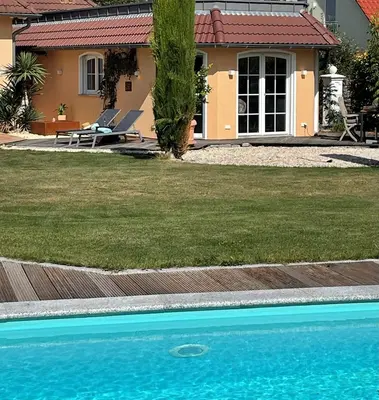Der Swimmingpool an oder in der Nähe von Saras Weinchalet
