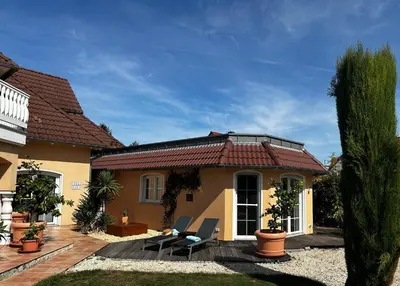 Das Gebäude in dem sich das Ferienhaus befindet