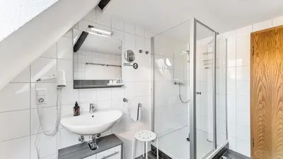Ein Badezimmer in der Unterkunft Nature I Bike path I Wildlife park I Kitchen I Parking