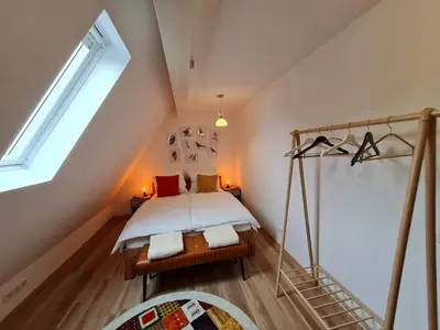 Ein Bett oder Betten in einem Zimmer der Unterkunft bird's nest Ferienwohnung in der Altstadt, offenes Fachwerk