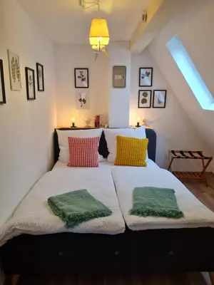 Ein Bett oder Betten in einem Zimmer der Unterkunft bird's nest Ferienwohnung in der Altstadt, offenes Fachwerk