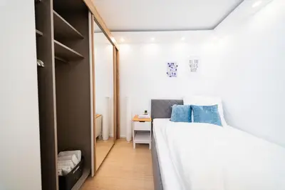 Ein Bett oder Betten in einem Zimmer der Unterkunft BellaBene modernes Studioapartment in zentraler Lage, Arbeitsplatz, Parkplatz