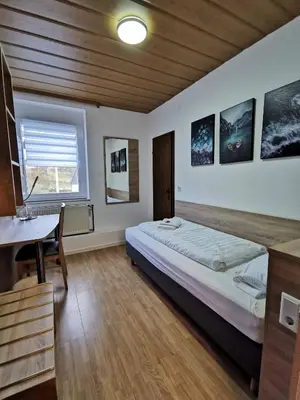 Ein Bett oder Betten in einem Zimmer der Unterkunft Pension zur Linde