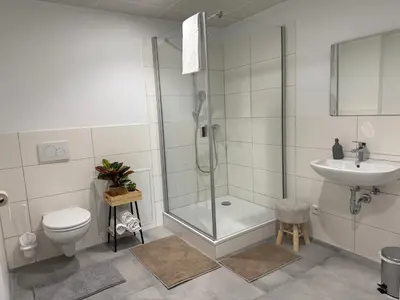 Ein Badezimmer in der Unterkunft Deluxe 5-Bedroom Apartment with Modern Kitchen and Two Bathrooms