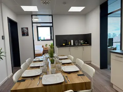 Küche/Küchenzeile in der Unterkunft Deluxe 5-Bedroom Apartment with Modern Kitchen and Two Bathrooms
