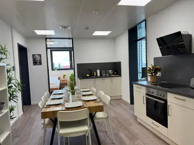 Küche/Küchenzeile in der Unterkunft Deluxe 5-Bedroom Apartment with Modern Kitchen and Two Bathrooms