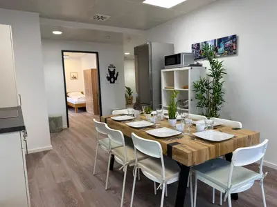 Grundriss der Unterkunft Deluxe 5-Bedroom Apartment with Modern Kitchen and Two Bathrooms