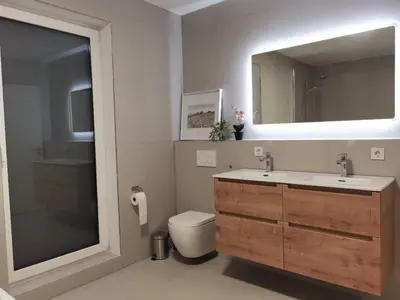 Ein Badezimmer in der Unterkunft Modernes Neubauhaus ca 200 qm Nähe vom Flughafen