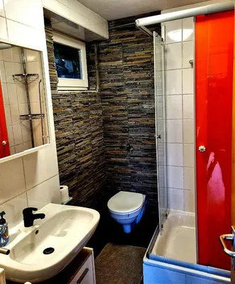 Ein Badezimmer in der Unterkunft Stilvolles Studio mit Terrasse und Stellplatz