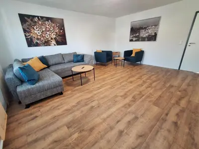 Ein Sitzbereich in der Unterkunft Germersheimer Rhein-Quartier