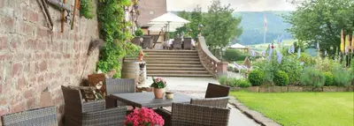 Ein Garten an der Unterkunft Landhotel der Schafhof Amorbach