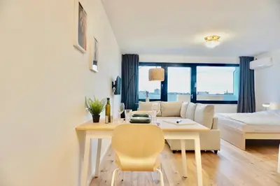 Ein Bett oder Betten in einem Zimmer der Unterkunft 2 separate Apartments direkt in der City mit privaten Stellplätzen max 1,65m Höhe und 1,8m Breite für bis zu 8 Personen