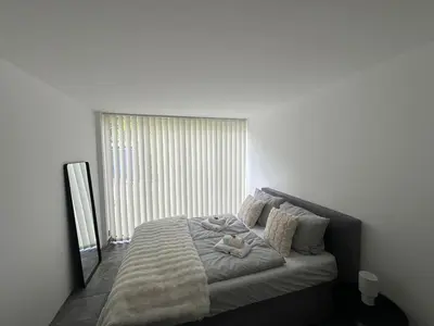 Ein Bett oder Betten in einem Zimmer der Unterkunft Design-Ferienhaus mit Garten, Kino & 5 Schlafzimmern
