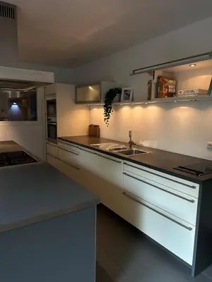 Küche/Küchenzeile in der Unterkunft Design-Ferienhaus mit Garten, Kino & 5 Schlafzimmern