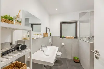 Ein Badezimmer in der Unterkunft Amaela Design-Wohnung, SAP, Parkplatz, Balkon, NEU