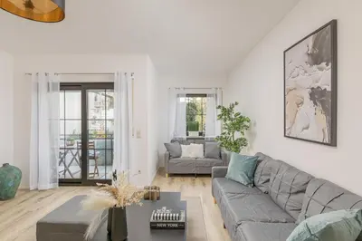 Ein Sitzbereich in der Unterkunft Amaela Design-Wohnung, SAP, Parkplatz, Balkon, NEU