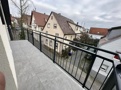 Ein Balkon oder eine Terrasse in der Unterkunft New construction attic apartment top amenities