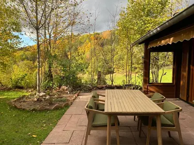 Ein Garten an der Unterkunft Ruhige Hütte mit toller Aussicht