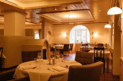 Ein Restaurant oder anderes Speiselokal in der Unterkunft Consulat des Weins