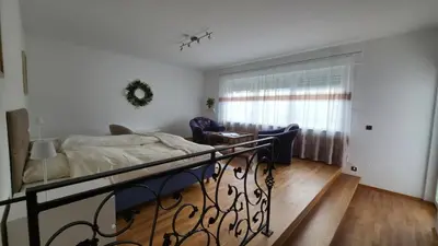 Ein Bett oder Betten in einem Zimmer der Unterkunft ALESIA Ferienwohnung Südpfalz