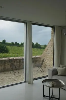 Ein Sitzbereich in der Unterkunft Modernes Apartment in den Weinbergen der Pfalz