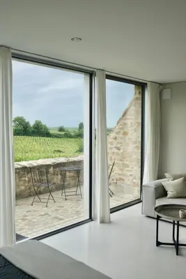 Ein Sitzbereich in der Unterkunft Modernes Apartment in den Weinbergen der Pfalz