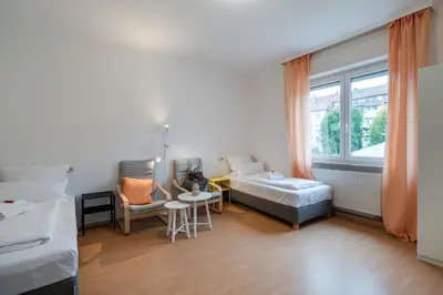 Ein Bett oder Betten in einem Zimmer der Unterkunft 7-Einzelbetten-3-Zimmer-Zentrum-Pforzheim