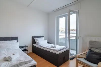 Ein Bett oder Betten in einem Zimmer der Unterkunft 3-Zimmer-6-Einzelbetten-Parkplatz auf Anfrage