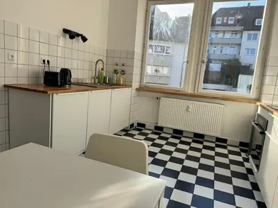 Küche/Küchenzeile in der Unterkunft 6 Einzelbetten - 4 Zimmer - eigener PARKPLATZ - Balkon