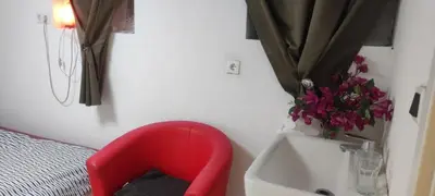 Ein Sitzbereich in der Unterkunft Einzelne Zimmer mit Gemeinschaft Dusche